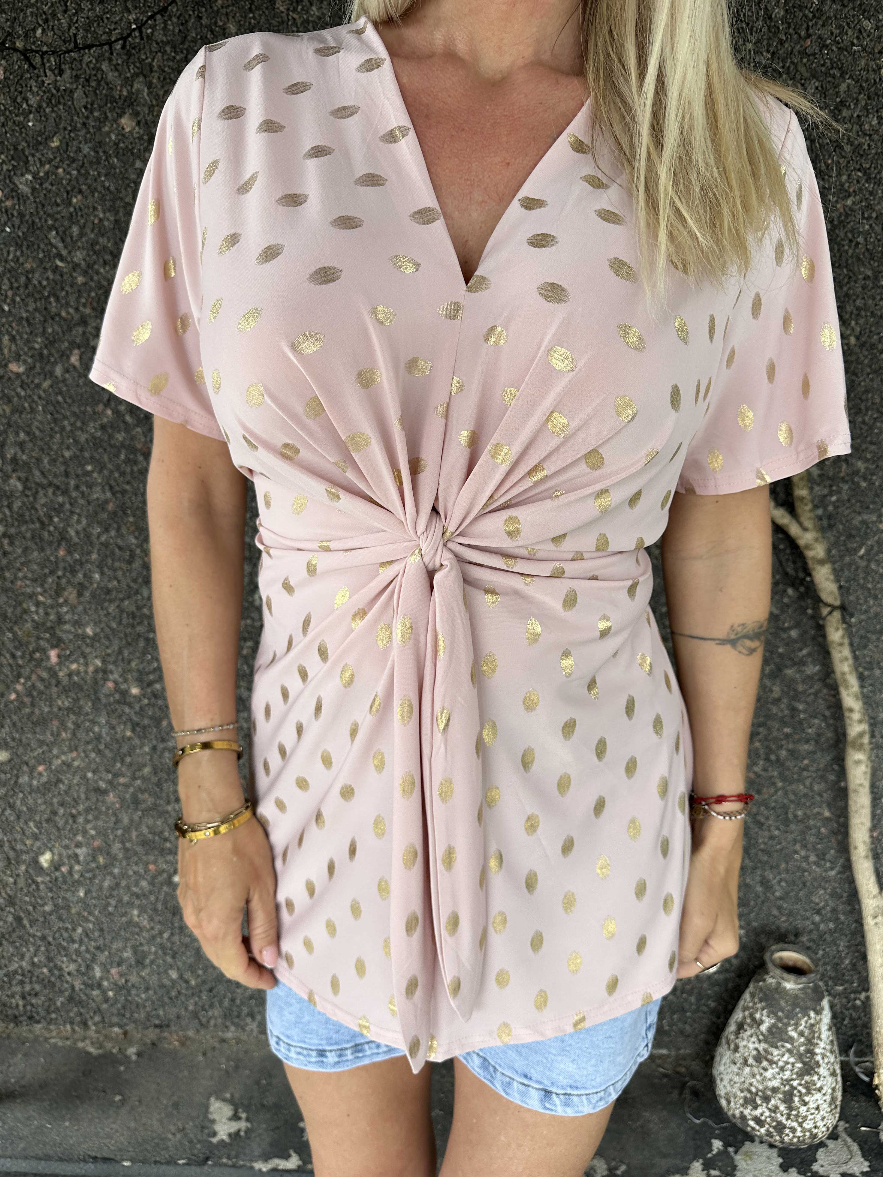 Molly Dot Shirt - Elastisk blue med fin knudedetalje foran